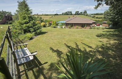Casa de vacaciones familiar bien equipada con jardín en una zona rural tranquila.