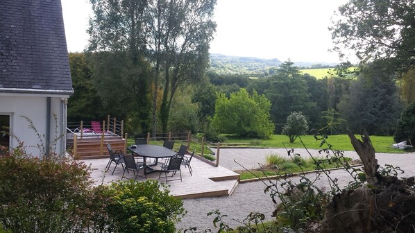 patio area with garden view