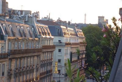 Vue du BALCON vers l'ouest (le haut de la tour Eiffel)