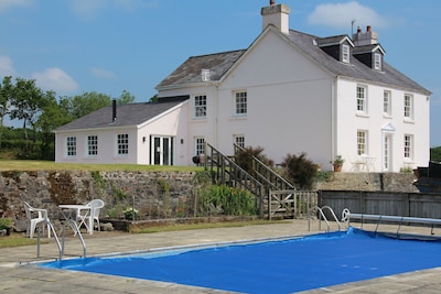 Haus mit privatem Pool und großem Garten mit eigenem Wald