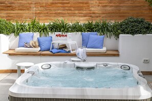 Outdoor spa tub