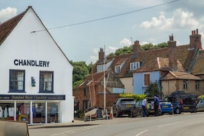 Harbour View Cottage, Wells-next-the-Sea: looking towards the cottage from the quay