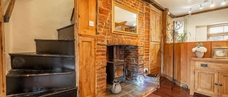 Harbour View Cottage: Traditional fireplace in the dining room