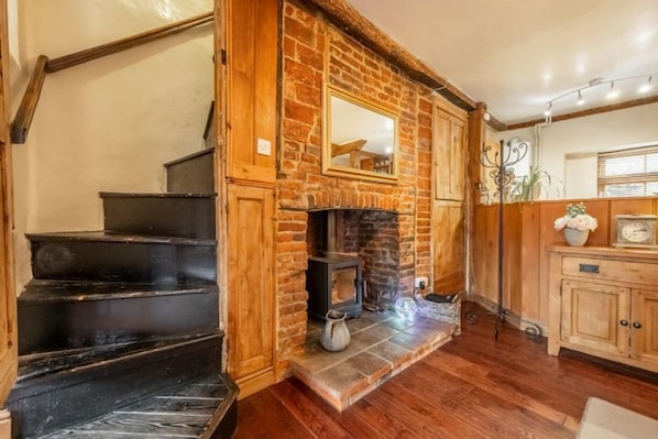 Harbour View Cottage, Wells-next-the-Sea: Traditional fireplace in the dining room
