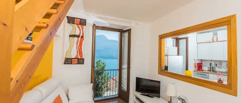 the bright living room with a superb view over lake Como