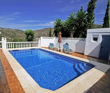 Schöne, geräumige Villa mit tropischem Garten in Torrox / Nerja