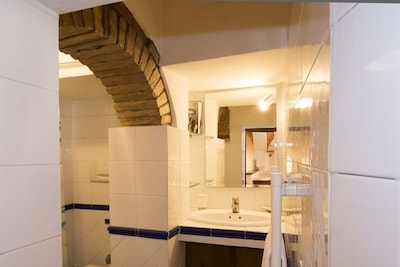 san gimignano apartment in historical center, courtyard and fast free wifi