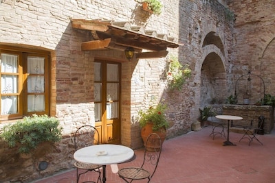 san gimignano apartment in historical center, courtyard and fast free wifi