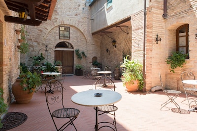 san gimignano apartment in historical center, courtyard and fast free wifi