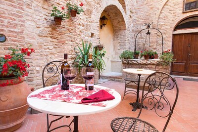 san gimignano apartment in historical center, courtyard and fast free wifi