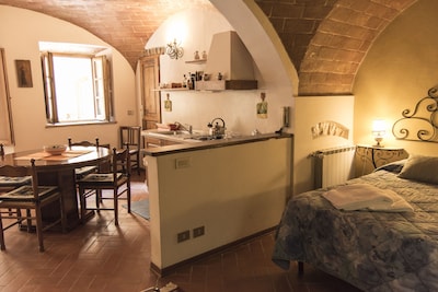 san gimignano apartment in historical center, courtyard and fast free wifi