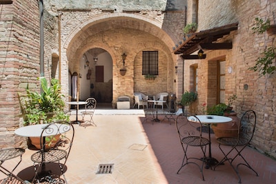 san gimignano apartment in historical center, courtyard and fast free wifi