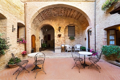 san gimignano apartment in historical center, courtyard and fast free wifi