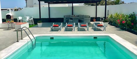 Spacious, private and relaxing patio, non-slip tiles, 7 x 4m pool