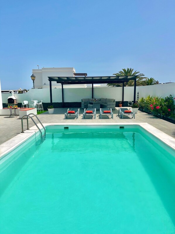 Spacious, private and relaxing patio, non-slip tiles, 7 x 4m pool