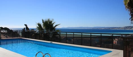 Pool overlooking La Baie des Anges