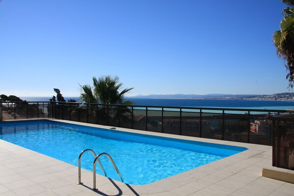 Pool overlooking La Baie des Anges