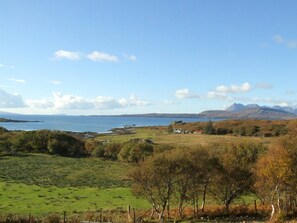 Ausblick vom Wohnzimmer auf Dun Scaith Castle, Loch Eishort und Cuillin Gebirge.