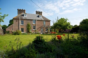 Back of the House - large safely fenced garden