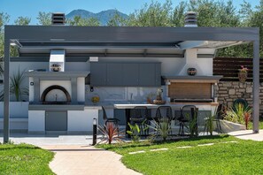 The BBQ facilities & traditional oven invite you to explore your cooking skills.