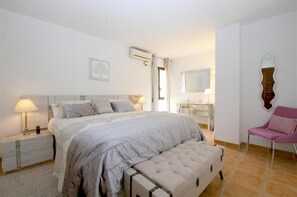 Master bedroom with super king-size bed (190x200cm) and air conditioning
