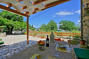 Idyllic countryside charm for al fresco dining