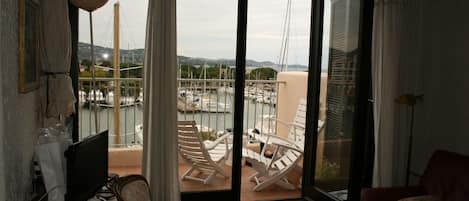 Salon avec vue sur la terrase