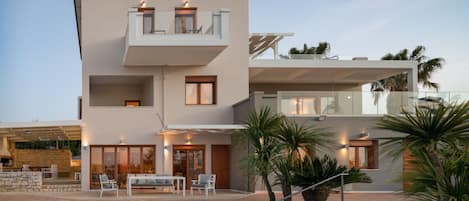 Tsourlakis Residence is divided in three levels and covers 280 m2.