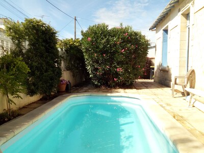 Encantadora casa con jardín vallado y piscina en La Rochelle