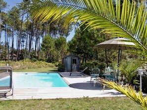 petit salon bleu à l'ombre sur le deck