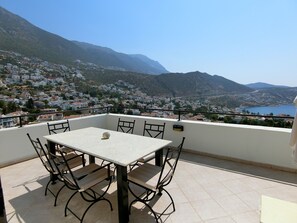 Roof terrace with dining table