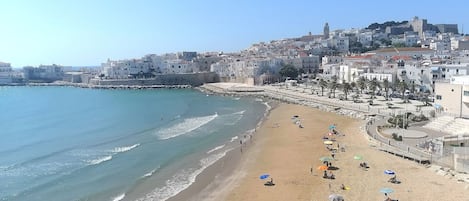 La spiaggetta di Marina Piccola e il borgo antico di Vieste visti dal balcone