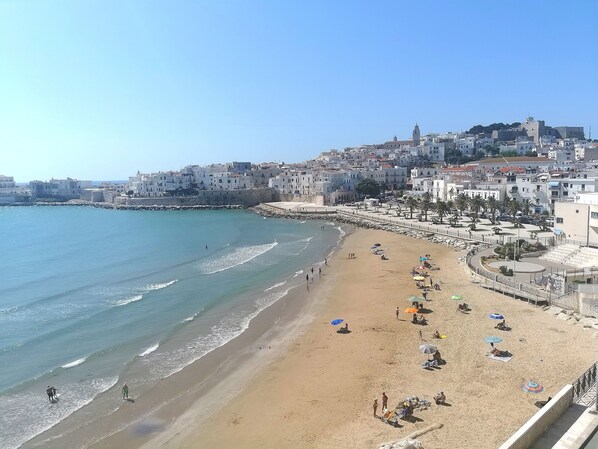 La spiaggetta di Marina Piccola e il borgo antico di Vieste visti dal balcone