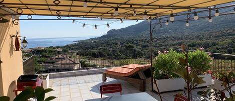 Vue mer et montagne depuis notre terrasse