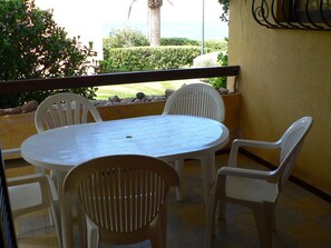 Loggia ombragée avec salon de jardin