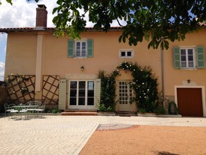 Holiday house opening onto couryard - roses around the door.