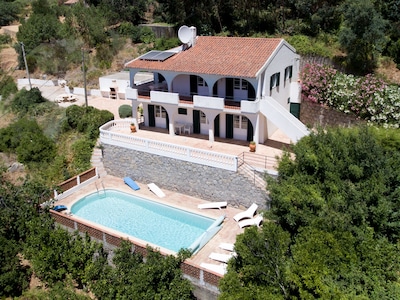 Luxusvilla mit 4 Schlafzimmern, privatem Pool und atemberaubendem Blick.