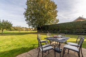 Orchard Cottage, Burnham Thorpe: Large fully-enclosed garden with patio area