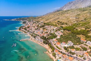 Location of Villa Bane in Duće, only 120m from the sea, sandy beaches
