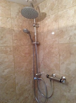 Shower in the en-suite