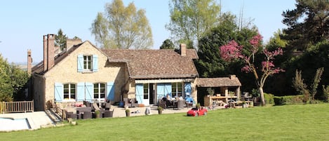 La maison et la terrasse vues du jardin.