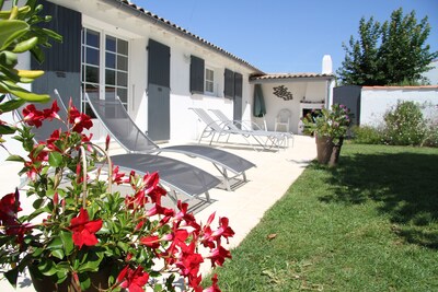 Quiet house with a large garden 400 meters from the center of Portes en Ré