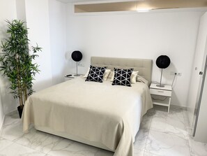 Master bedroom, comfortable kingsize bed 180x200 cm 
AC o TV in front of the bed