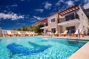 VILLA MIRNA with private heated pool, roof terrace, gym, and hot tub
