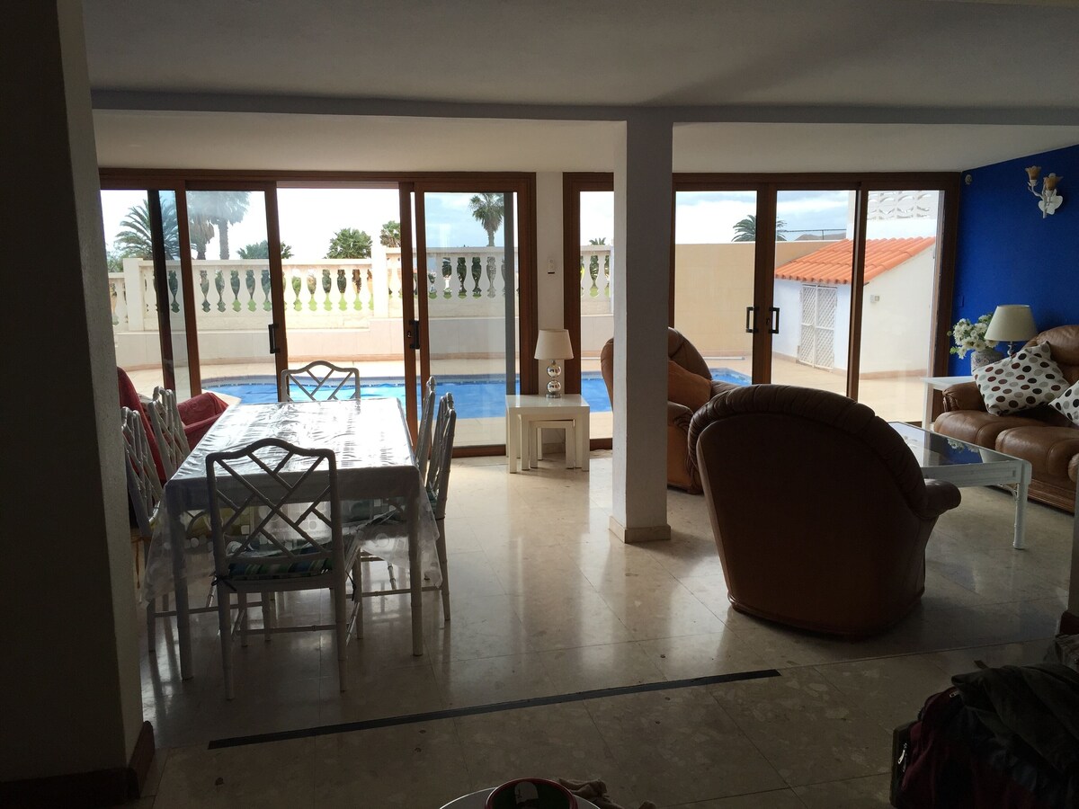 Villa, pool, 8 persons overlooking the golf course and the Amarilla wifi sea