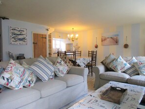 Open plan dining/lounge area