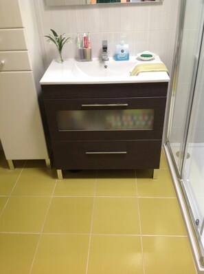 Large spacious bathroom(2)