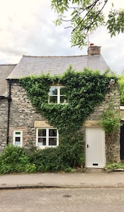 Peak District family cottage nr Monsal Trail & 100m from excellent foody pub