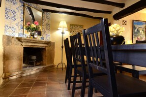Salón comedor
Chimenea decorativa