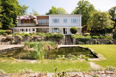 Relaxing, secluded house in Glastonbury, Somerest. By trees, views and the Tor